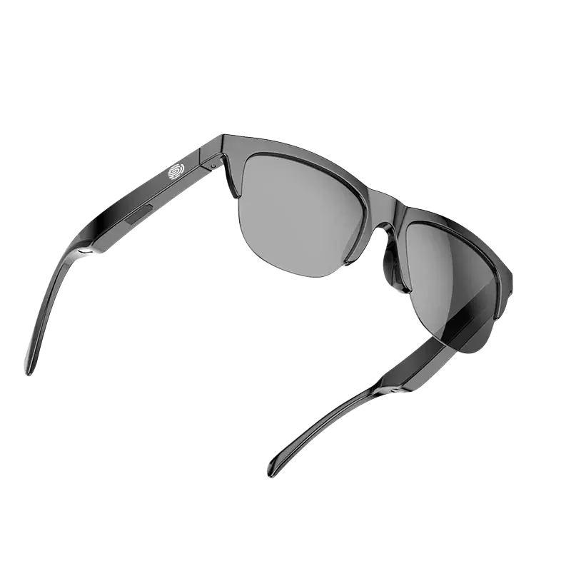 Lunettes de soleil noires modernes avec verres teintés et branches épaisses sur fond blanc