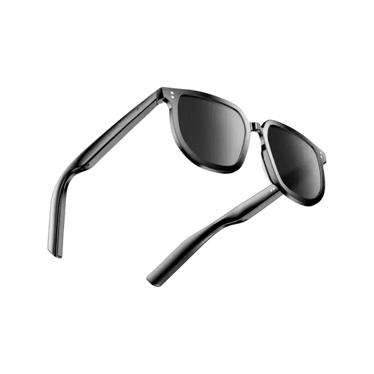 Lunettes de soleil noires design classique avec verres foncés brillants sur fond blanc
