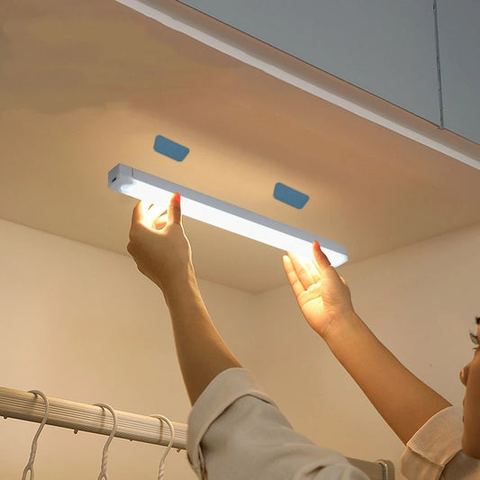 Réglette LED à détecteur dans un placard