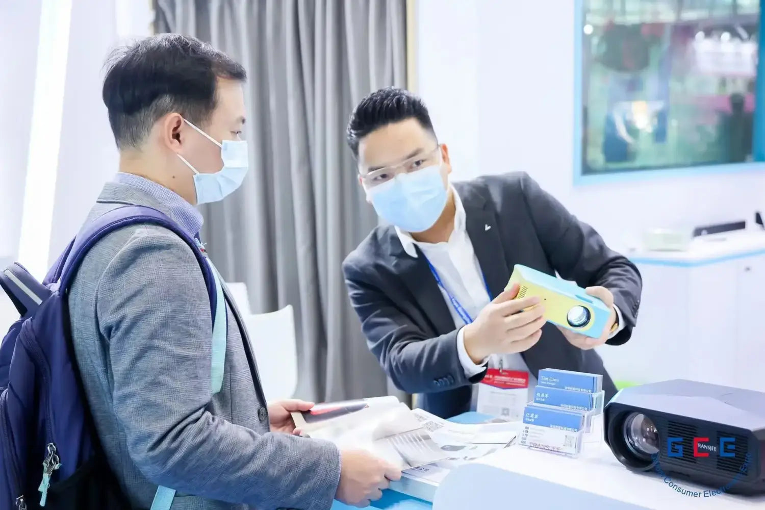 Mini projecteur A2000 compact bleu et jaune, 1000 lumens LED