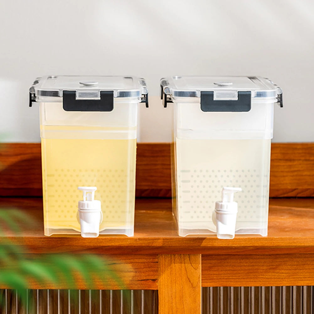 Deux carafes à eau froide transparentes, 3,5L et 6L, avec liquides jaune et clair