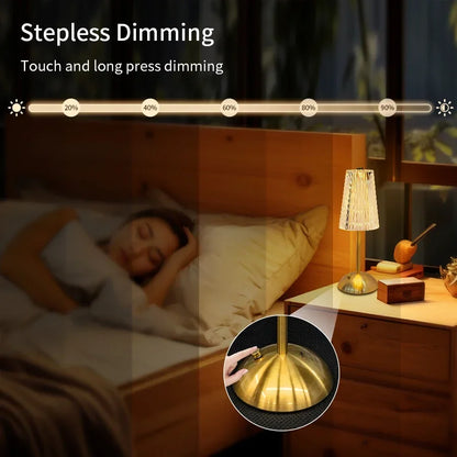 Lampe cristal sans fil sur une table de chevet