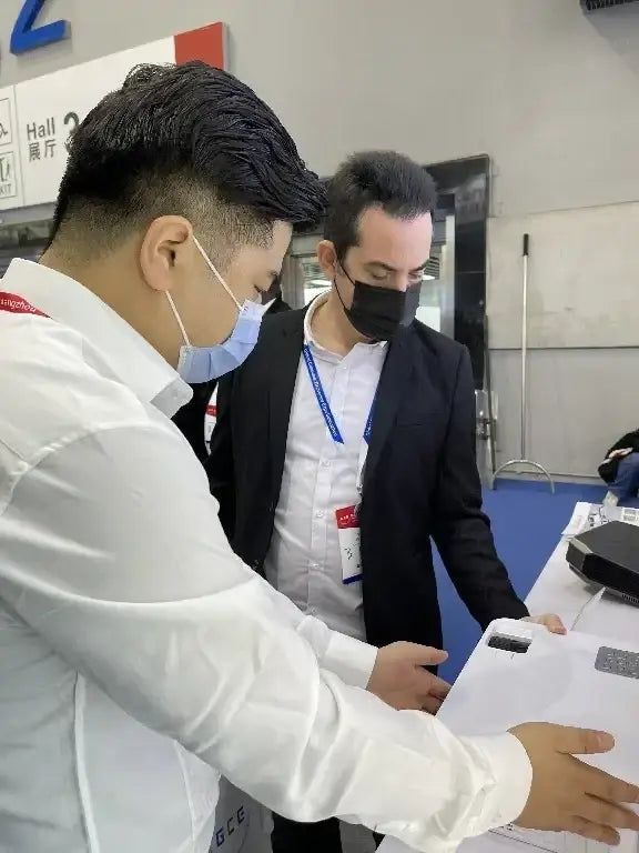 Mini projecteur A2000 blanc rectangulaire avec écran et clavier