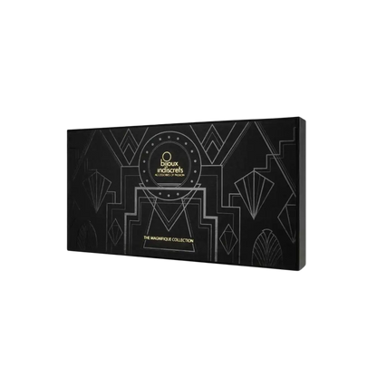 Boîte rectangulaire noire avec motifs art déco géométriques argentés et lettres dorées pour la marque ’bijoux indiscrets’.