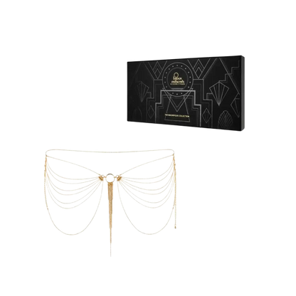 Chaîne corporelle à tons dorés avec plusieurs brins superposés et un pompon central pendant, conçue dans un motif géométrique inspiré de l’art déco.