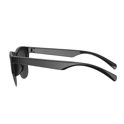 Lunettes de soleil noires avec branches épaisses et design moderne sur fond blanc