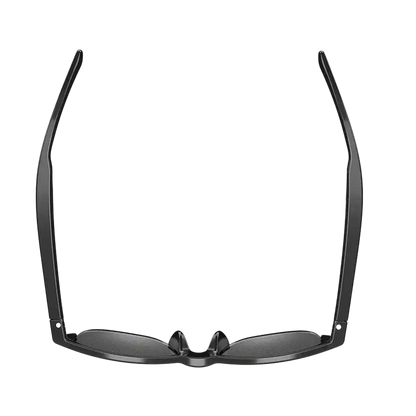 Lunettes de soleil noires pliées vues de face avec verres teintés, style moderne