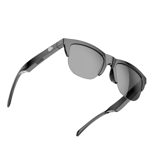 Lunettes de soleil noires modernes avec verres teintés et branches épaisses sur fond blanc