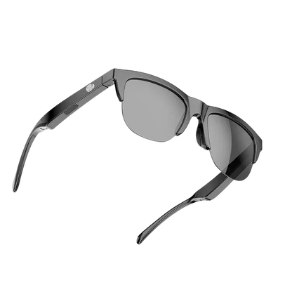 Lunettes de soleil noires modernes avec verres teintés et branches épaisses sur fond blanc