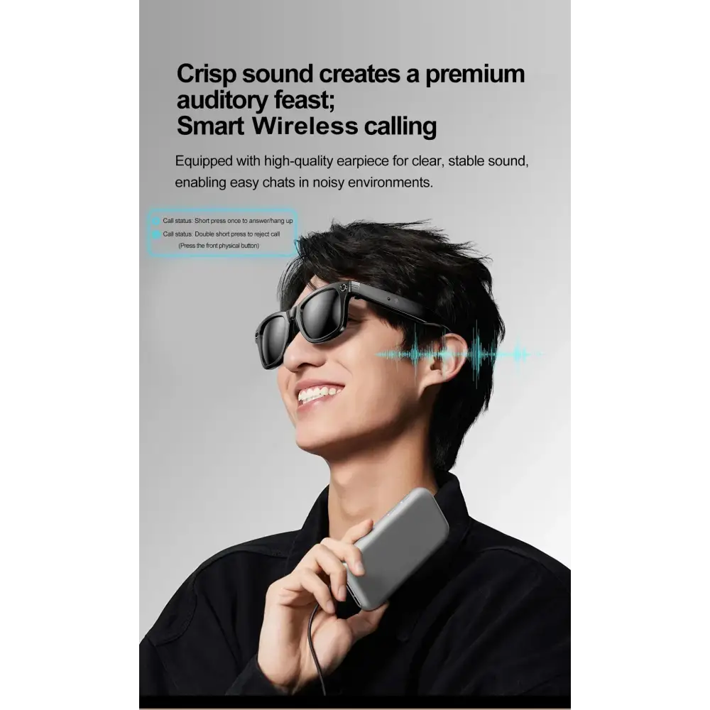 Homme souriant portant des lunettes connectées avec appel sans fil et son clair dans environnement bruyant