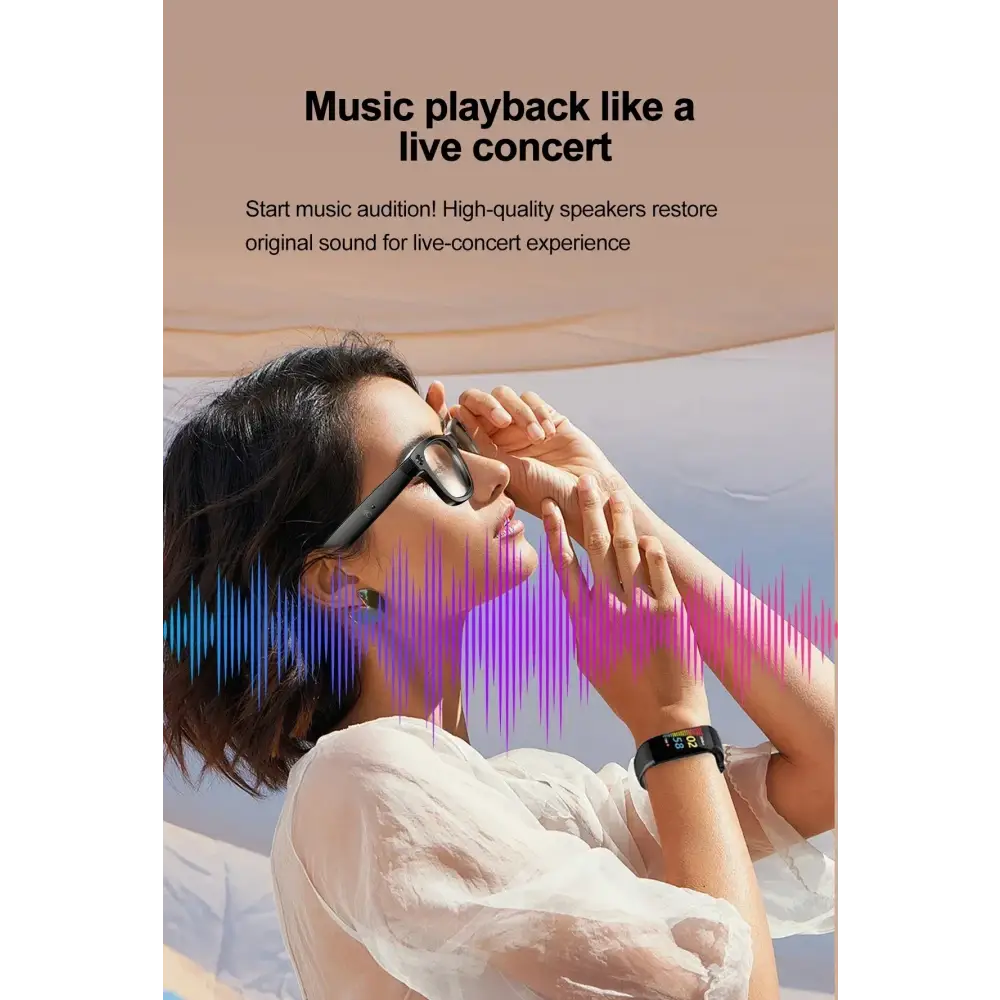 Femme portant lunettes audio et montre connectée, expérience sonore qualité concert en plein air