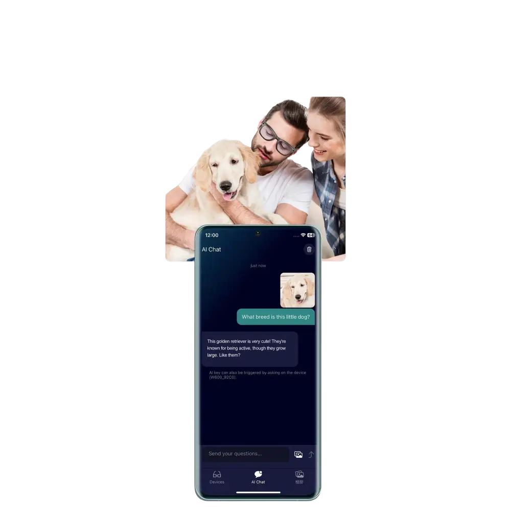 Homme et femme souriants avec un chien golden retriever et un smartphone affichant une traduction IA en direct