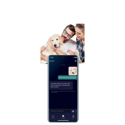 Homme et femme souriants avec un chien golden retriever et un smartphone affichant une traduction IA en direct