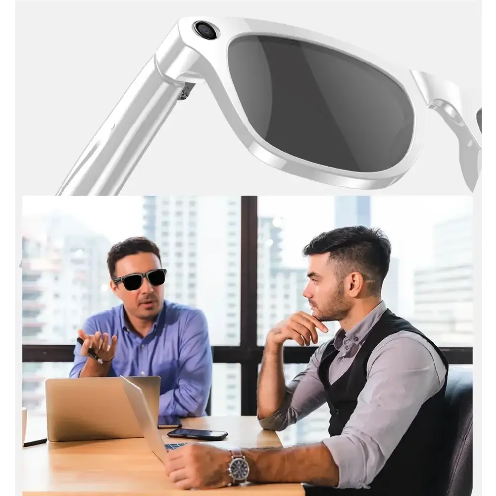 Lunettes de soleil blanches avec caméra intégrée, homme en réunion professionnelle moderne