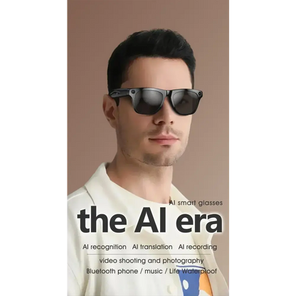 Homme portant des lunettes intelligentes noires AI avec reconnaissance, traduction, enregistrement et Bluetooth